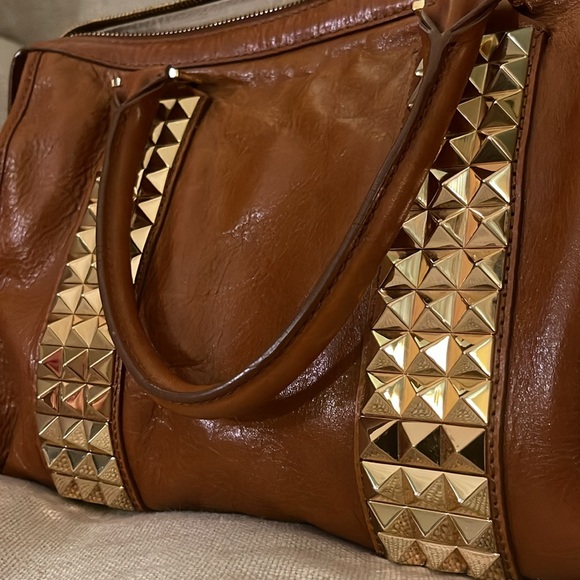 STUNNING 🤩 Tory Burch 2 way cognac leather rock stud bag with removable strap. - Picture 4 of 14